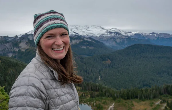 Woman Smiles at Camera With Foggy Mt. Rainier — Stock Photo, Image