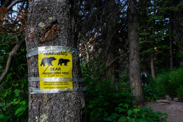 Bärenwarnschild aufgestellt — Stockfoto