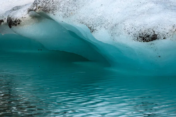 Bord du petit glacier et de l'eau bleue — Photo