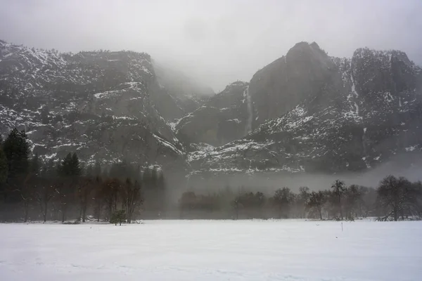 Mgła wisi w dolinie pod granitowymi murami Yosemite. — Zdjęcie stockowe