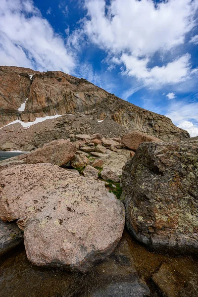 Grote rotsen langs de kust van Chasm Lake — Stockfoto