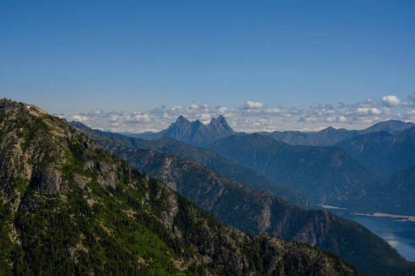 워싱턴에 있는 로스 호수 위로 산들 이 층층이 쌓여 있다 — 스톡 사진