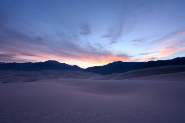 Sabah Işığı Dağların Arkasında Patlıyor