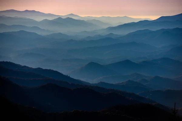 Bergsluttningar med höstlöv Sträck ut vid solnedgången — Stockfoto