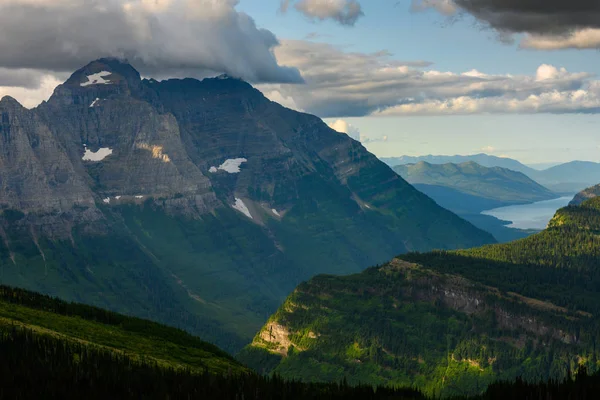 Vrcholky hor v národním parku glacier — Stock fotografie