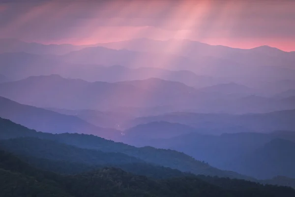 Rosa claro y azul de las montañas Ridge — Foto de Stock