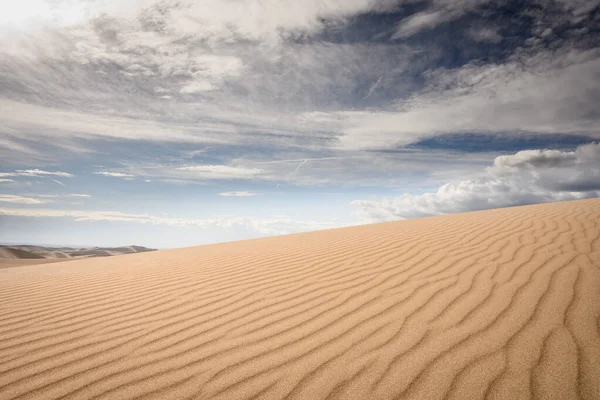 Duna de arena textura y cielo nublado — Foto de Stock