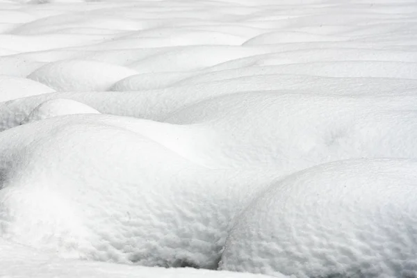 Suave montes de neve Rippling sobre o prado — Fotografia de Stock