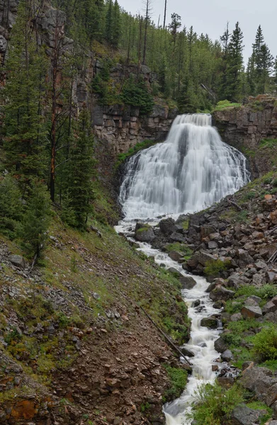 Water Rushes Rustic Falls Parque Nacional Yellowstone — Fotografia de Stock