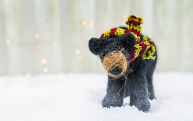 Keçeli Ayı Süslemesi Sol tarafta kopyalama alanı olan kameraya bakar