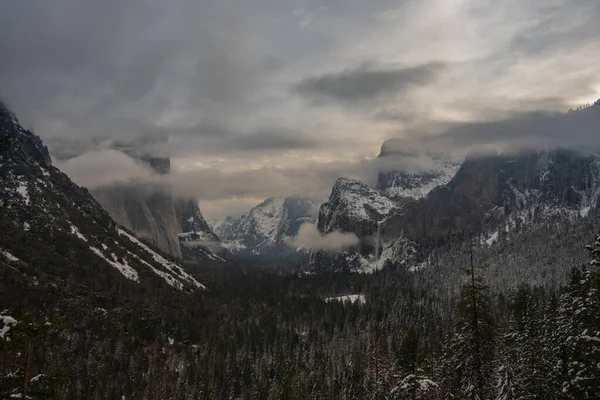 Hazy Monotone Yosemite Valley View Winter — стоковое фото