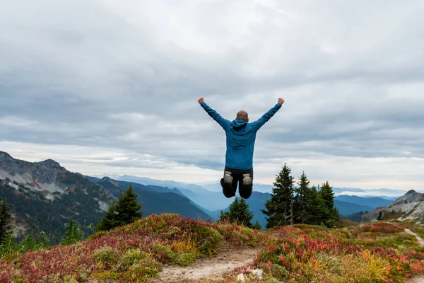 Hombre Salta Alto Washington Wilderness Otoño — Foto de Stock