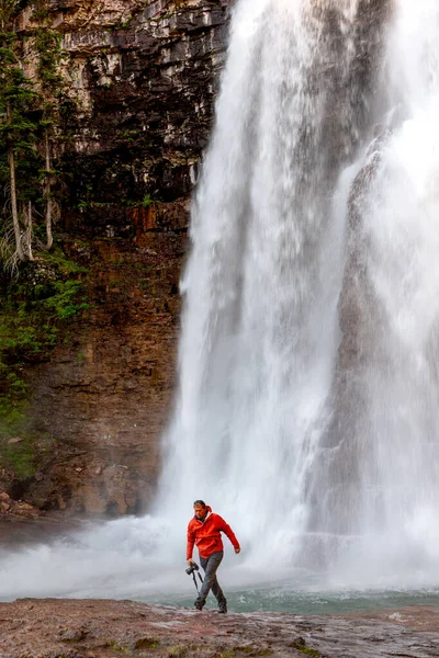 Fotograf Spacerujący Dala Base Virginia Falls Kaskady — Zdjęcie stockowe