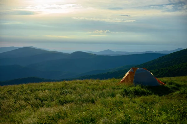 Single Tent Står Toppen Grassy Field Mountain Blue Ridge Bergen — Stockfoto