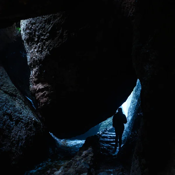 Γυναίκα Περπατά Κάτω Από Ογκόλιθο Στην Περιοχή Σπήλαιο Του Πάρκου — Φωτογραφία Αρχείου