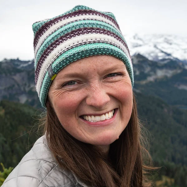 Woman Smiles Warm Hiking Clothes Mount Rainier Peeking — Stock Photo, Image