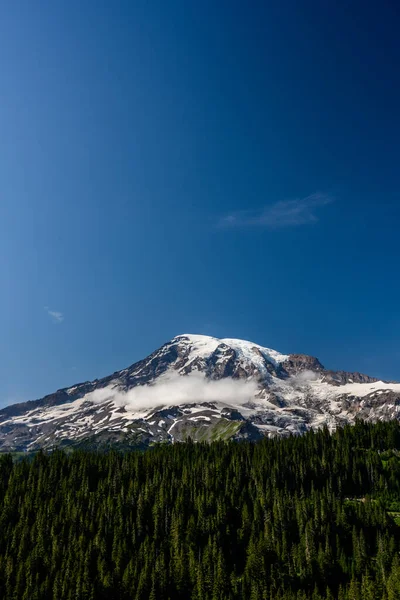 夏のレイニア山の山頂以下の雲 — ストック写真