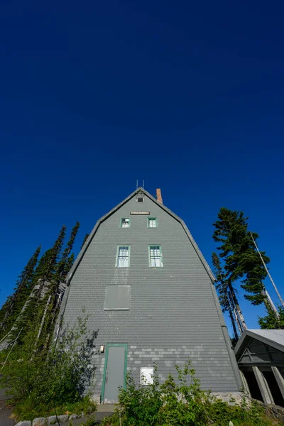 Blue Sky Daki Rainier Dağı Ndaki Rehber Hizmetler Binası — Stok fotoğraf