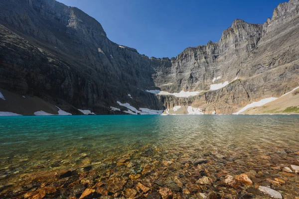 Lago Iceberg Dal Livello Della Superficie Nella Soleggiata Giornata Estiva — Foto Stock