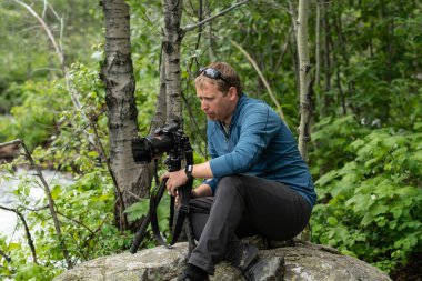 Ormandaki Boulder 'da Fotoğraf Çeken Adam