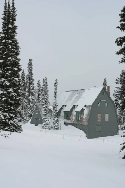 Rainier Przewodnik Budynek Zimie Świeżym Śniegiem — Zdjęcie stockowe