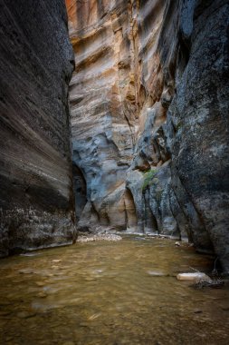 Dar Kanyonda Turuncu Duvarlar Işığı