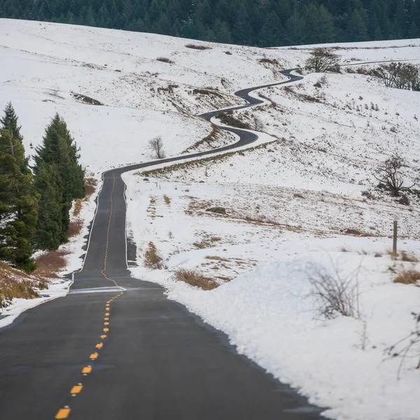 Straße Schneidet Sich Durch Verschneite Berghänge Kalifornischen Ausläufern — Stockfoto
