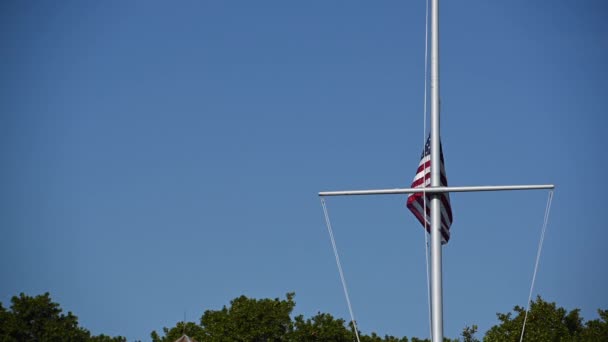 American Flag Waves Mast Blauwe Lucht — Stockvideo