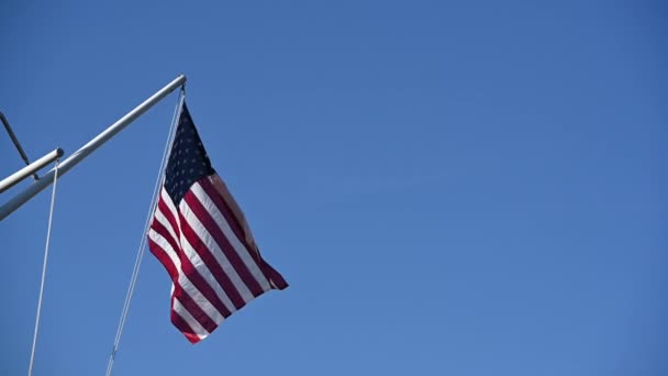 Bandeira Pendurada Mastro Vela Céu Azul — Vídeo de Stock