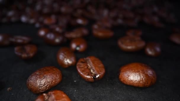 Σκορπισμένοι Κόκκοι Καφέ Πάνω Από Την Επιφάνεια Slate Κίνηση — Αρχείο Βίντεο