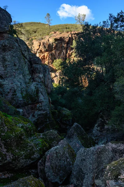 Nube Única Sobre Cañón Pinnacles Parque California — Foto de Stock