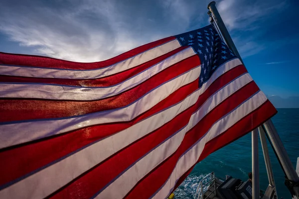 Bandera Americana Retroiluminada Con Sol Madrugada Barco Florida Keys — Foto de Stock