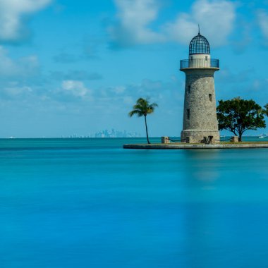 Boca Chita Deniz Feneri. Arka planda Miami silueti olan Mavi Su 'ya yansıyor.