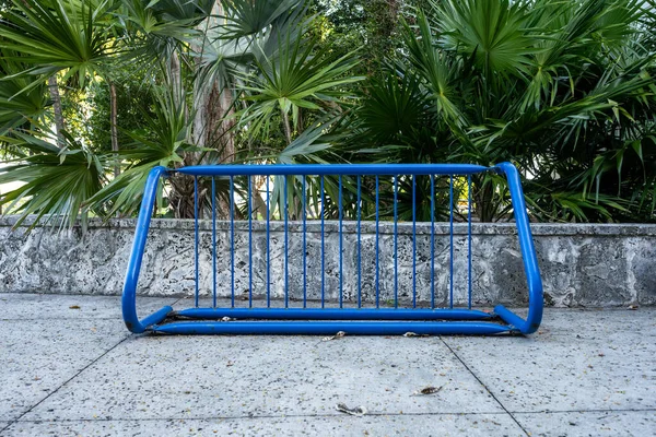 Porte Vélos Bleu Sur Trottoir Public Vide — Photo