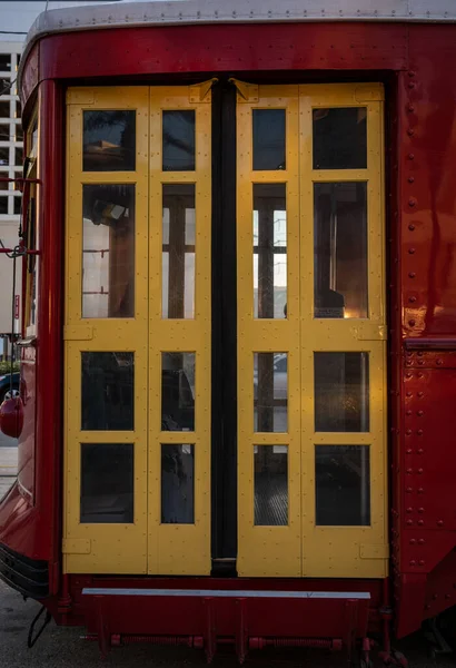 Żółty Wózek Drzwi Czerwonym Pomalowanym Urządzeniu — Zdjęcie stockowe