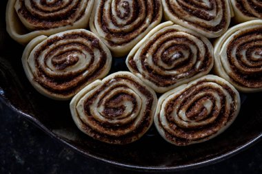 Tarçın Yuvarlakları Tava Tavasının Kıyısında Yükseliyor