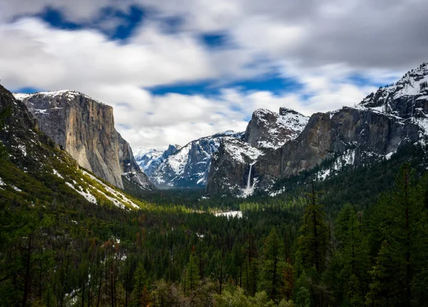 Шахта Света Через Долину Йосемити Длительным Воздействием — стоковое фото