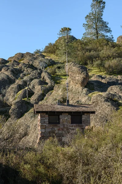 Kamienna Łazienka Tylnej Części Kraju Pinnacles — Zdjęcie stockowe