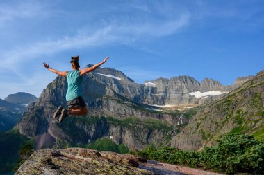 Yaz günü Dağ Manzaralı Kadın Zıplar
