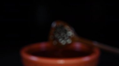 Bal Çiseleyicinin Üzerine Yakınlaş ve Karanlık Arkaplanda Bovling