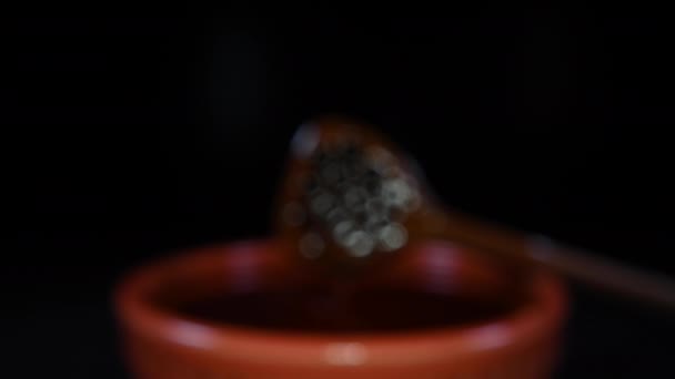 Збільшити Над Медовим Дрізслером Мискою Темному Тлі — стокове відео