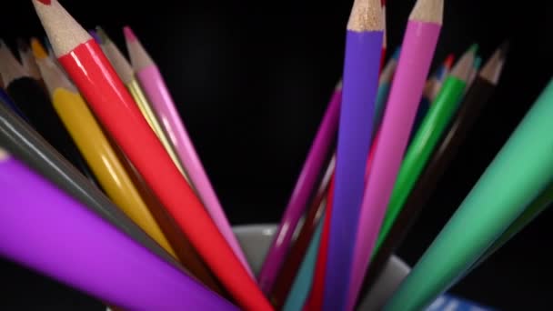 Zoomer Travers Une Tasse Crayons Couleur Sur Fond Sombre — Video