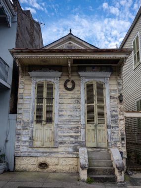 Kırık Sarı Boyalı Eski Tüfek Evi