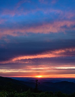 Yazın, Mavi Tepe Dağları 'nda Yumuşak Günbatımı Işığı Soluyor
