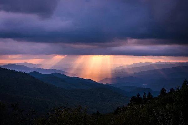 Blue Ridge Dağlarındaki Uzak Tepeler Güneş Patlaması Ile Kaplandı — Stok fotoğraf