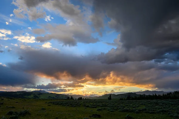 Atardecer Destaca Las Nubes Bajas Tormenta Sobre Desierto Yellowstone —  Fotos de Stock