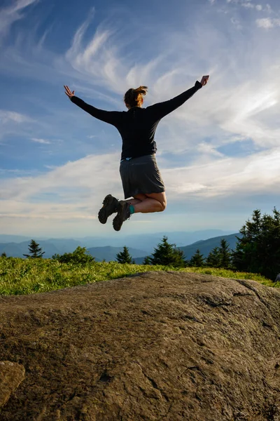 Mujer Levanta Los Brazos Salto Alegría Montaña Cresta Azul Con — Foto de Stock