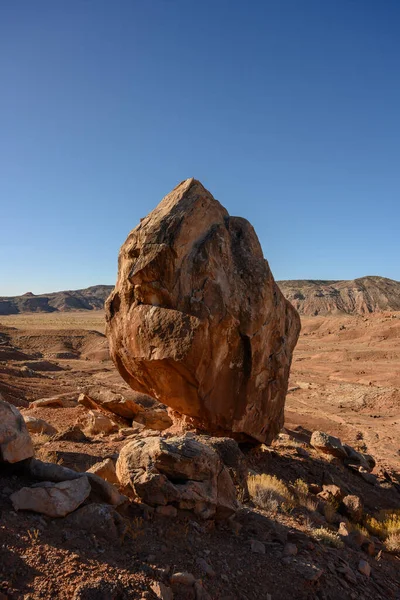 Boulder Holding Silny Ale Myśląc Toczeniu Się Krawędzi Urwiska — Zdjęcie stockowe