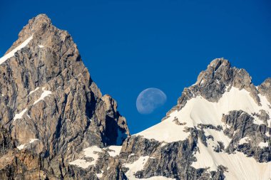 Mavi gökyüzündeki tepeler arasındaki Büyük Teton Çerçevesi