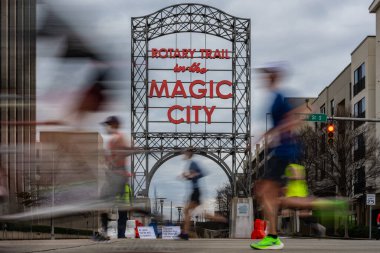 Birmingham, ABD: 16 Şubat 2020: Maraton Koşucuları Grubu Rotary Trail Tabelasını geçti